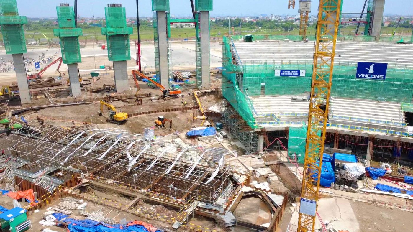 Trồng cỏ và hoàn thiện mặt sân thi đấu
