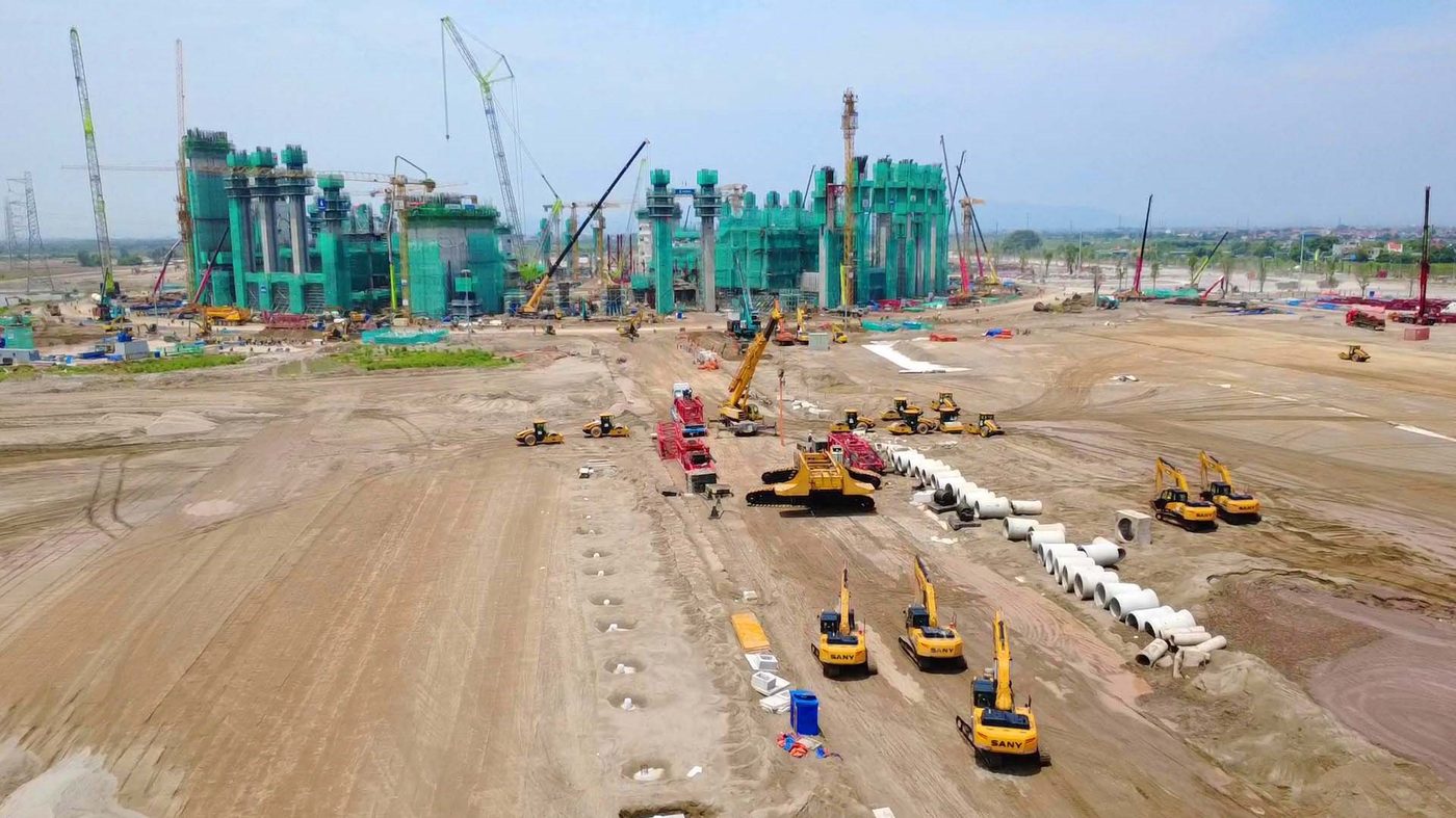 Trồng cỏ và hoàn thiện mặt sân thi đấu